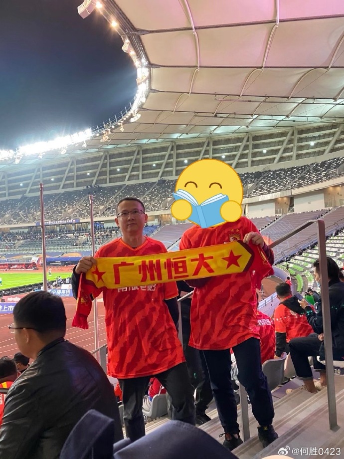 苏宁战平恒大：江苏苏宁队与广州恒大队踢平，形势胶着