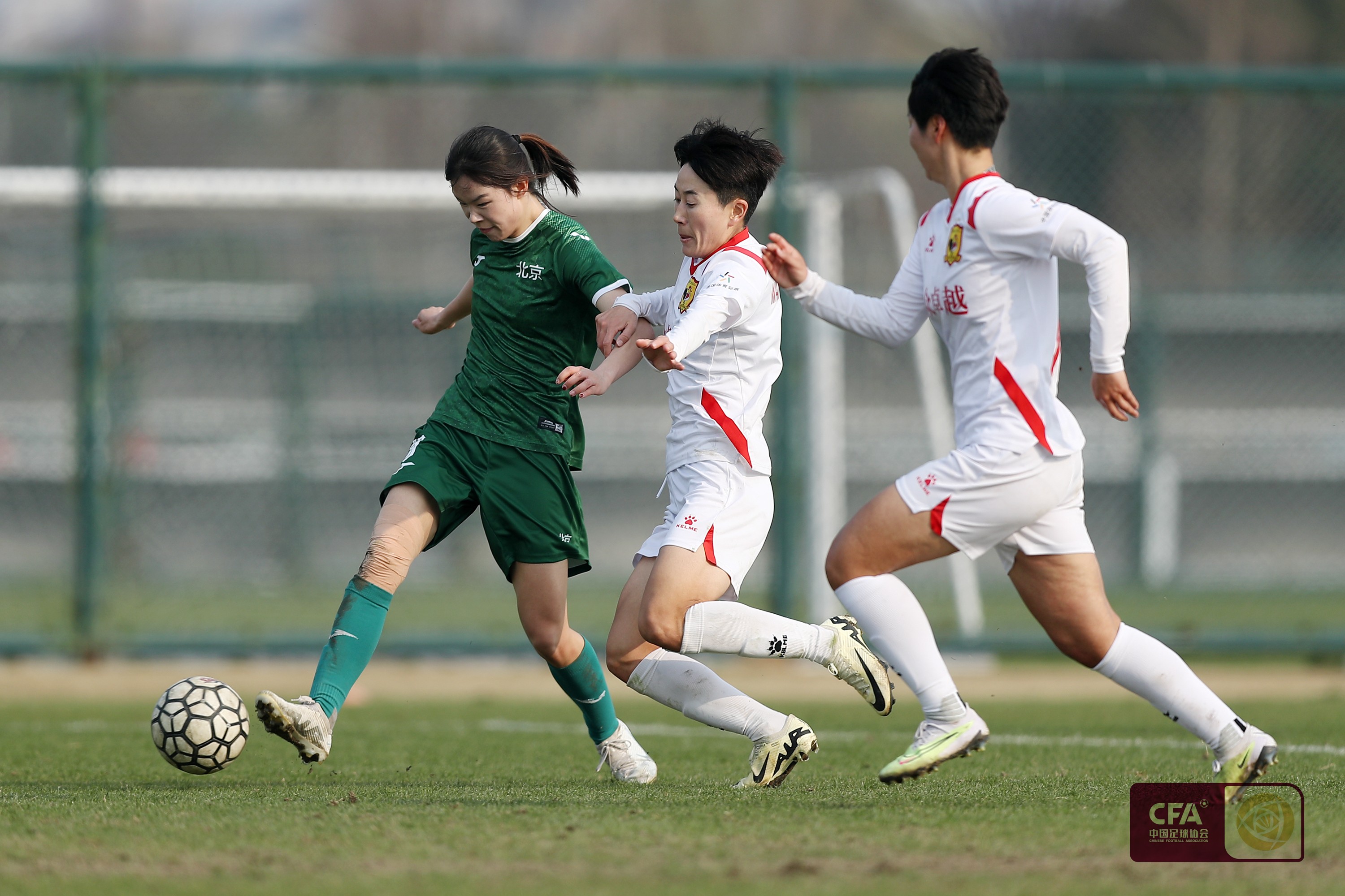 国内足球联赛中，女子球队比分领先