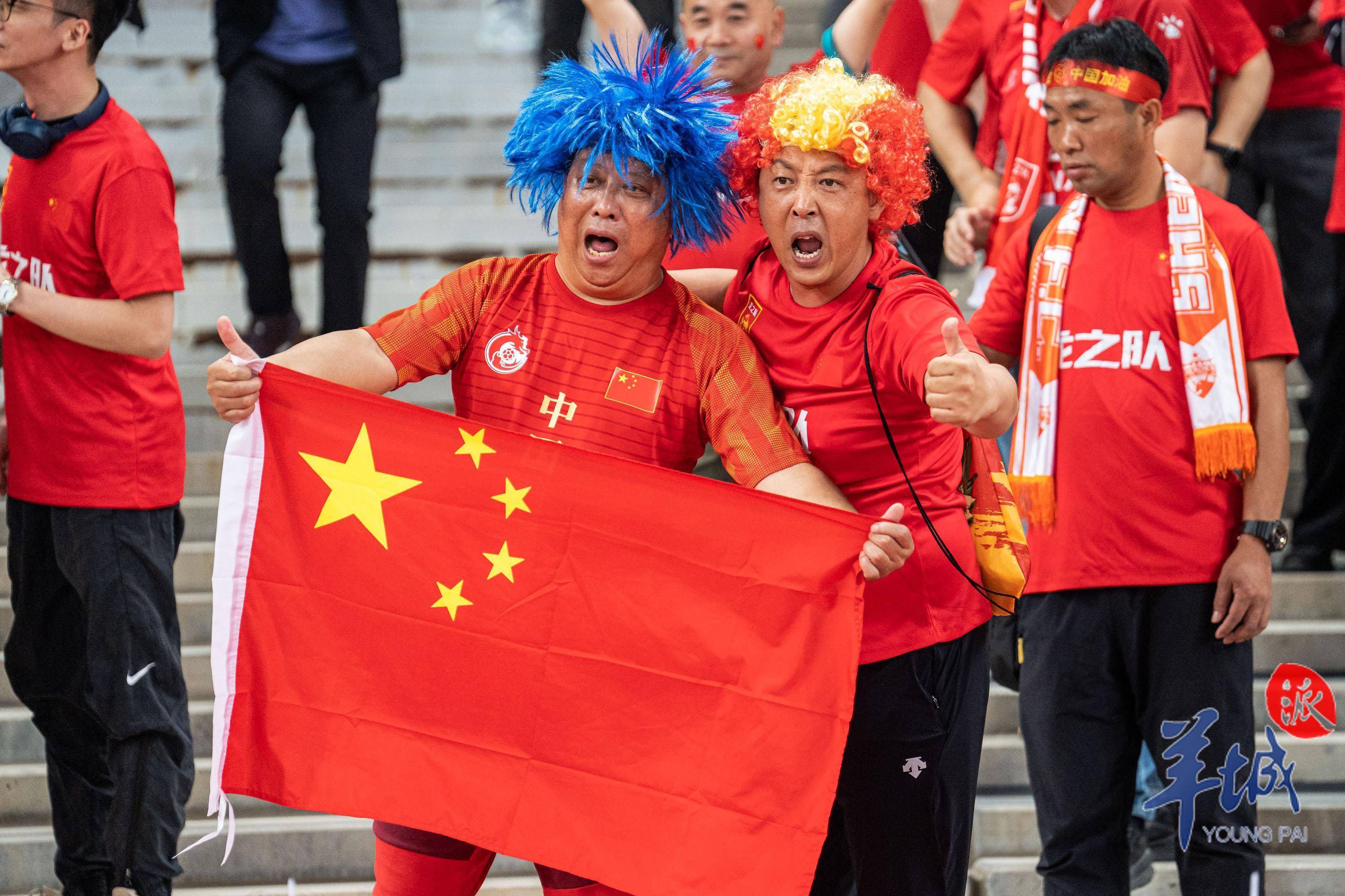 外援球员在国内赛场上展现出色表现，引发球迷热议