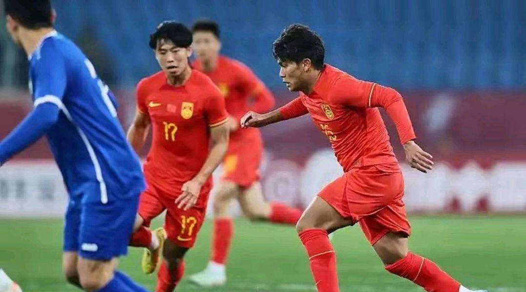 比赛中的球员们都全力以赴，毫不留情地奋力拼搏！