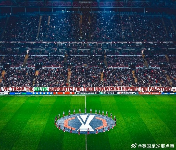 柏林赫塔球迷在比赛现场举起横幅，力挺球队踢风格