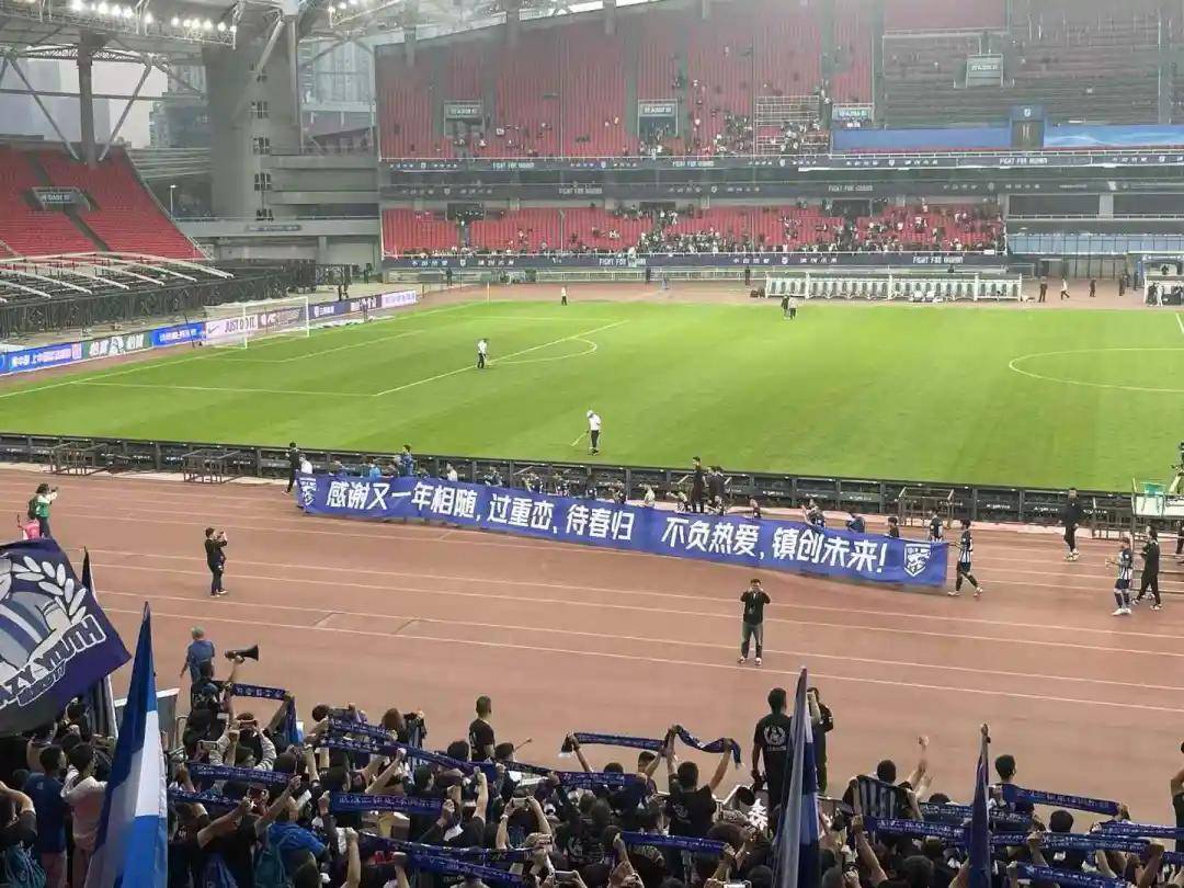 柏林赫塔球迷在比赛现场举起横幅，力挺球队踢风格
