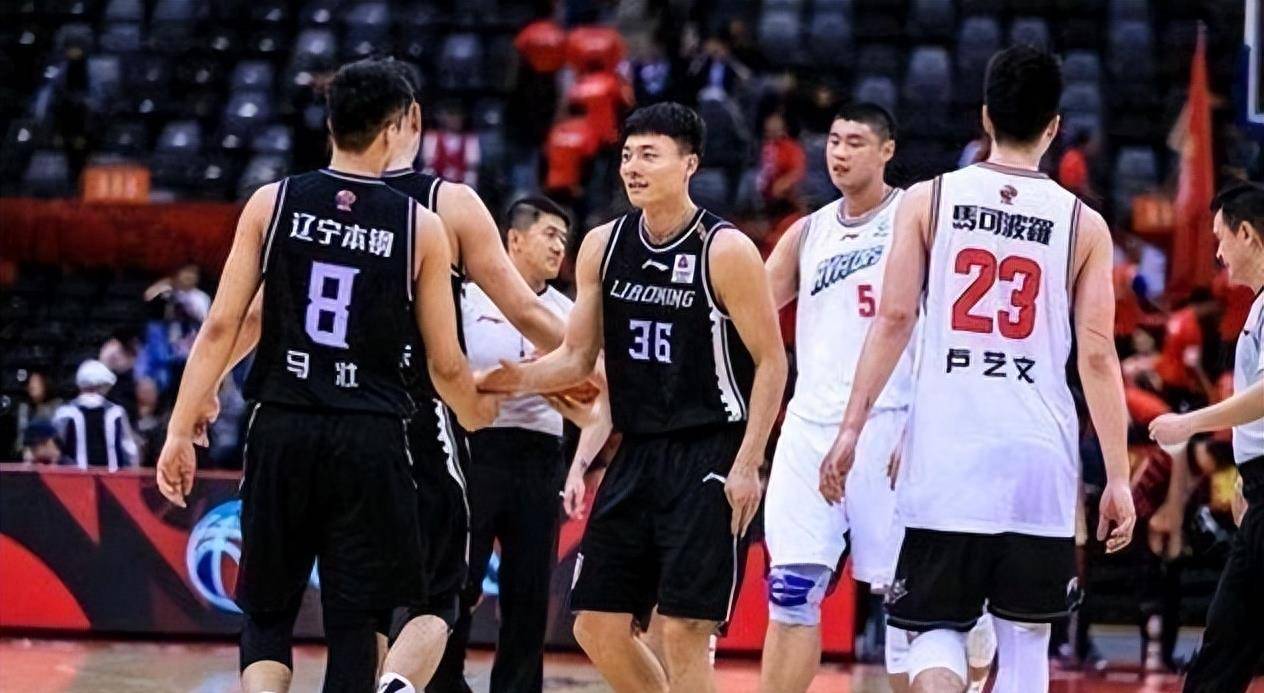 嘉兴男篮艰难取胜，团结一心获胜