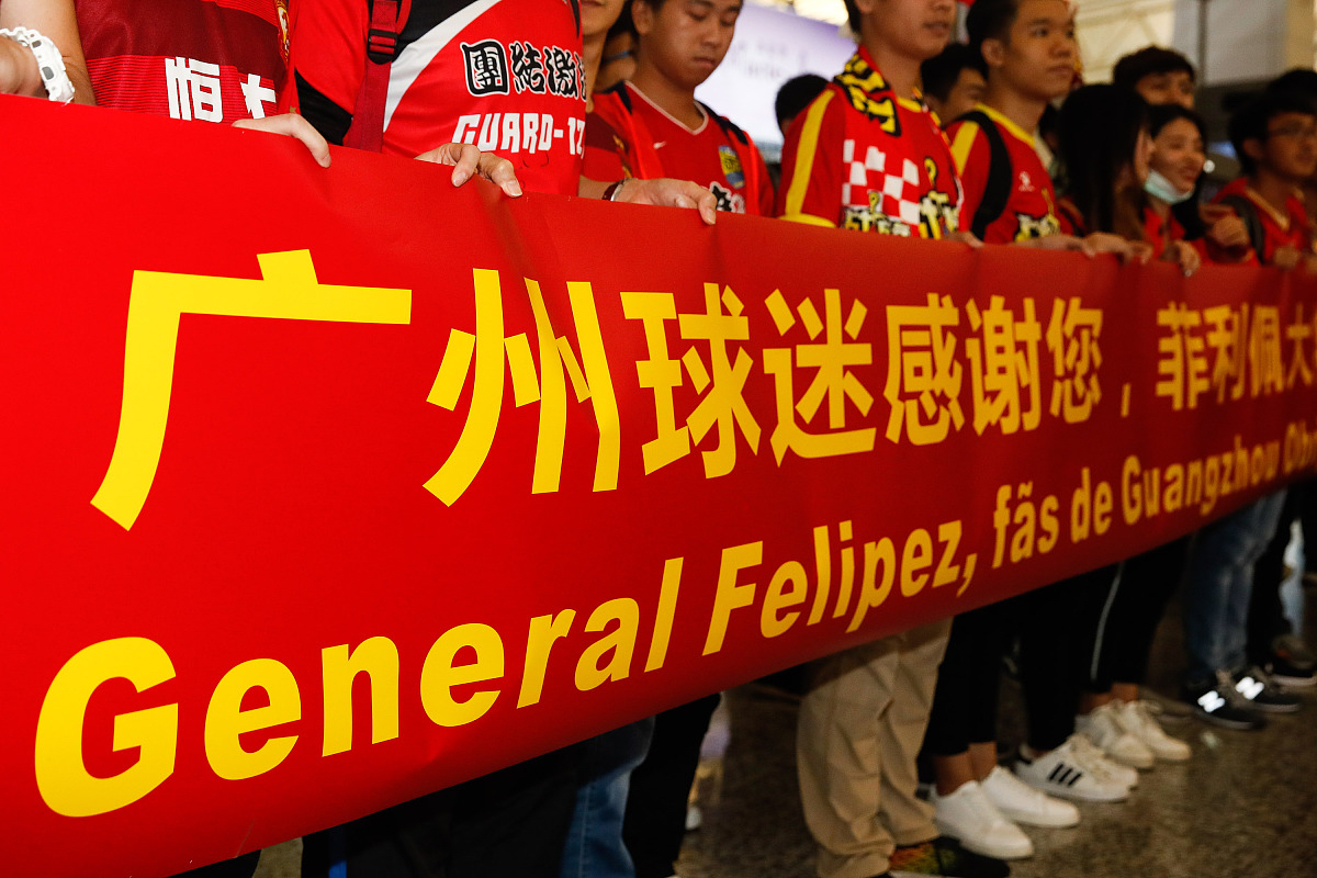 球员们在场上奋勇拼搏，全力以赴争夺胜利！