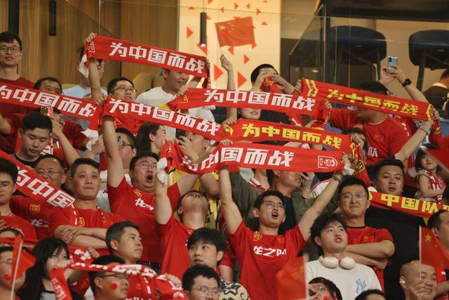 河南队主场作战，球迷积极助威队伍