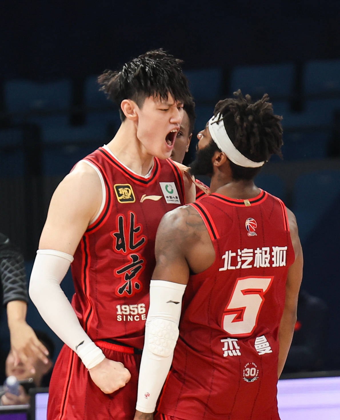 魔术队主场比赛中锋发威，控制篮板领先对手