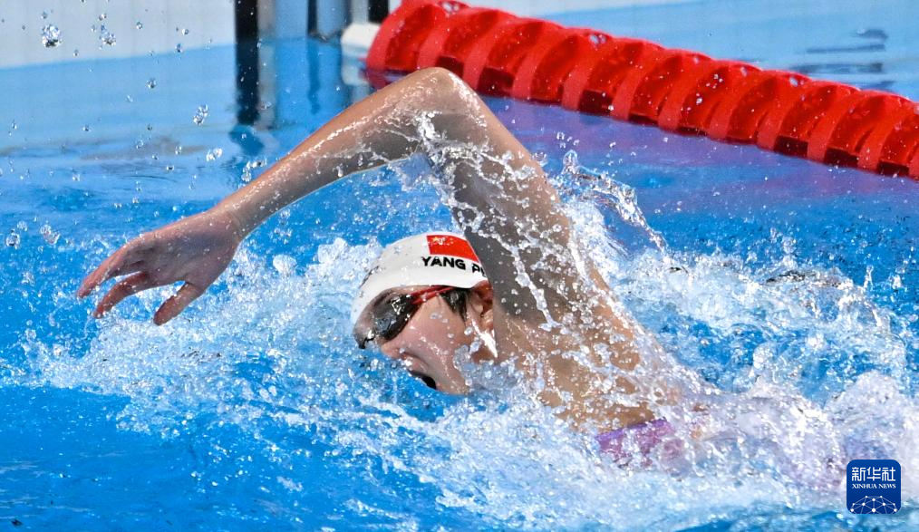 美国女子游泳4x200米自由泳接力夺冠，刷新世界纪录